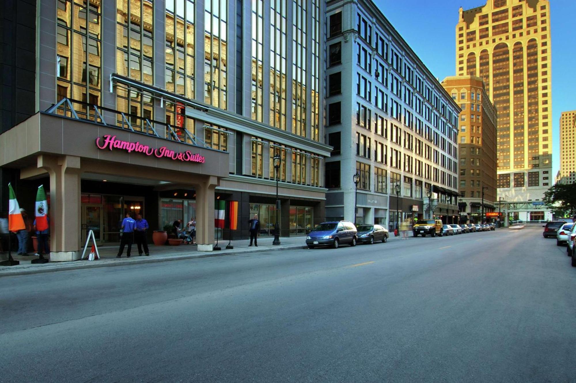 Hampton Inn & Suites Milwaukee Downtown Exteriör bild