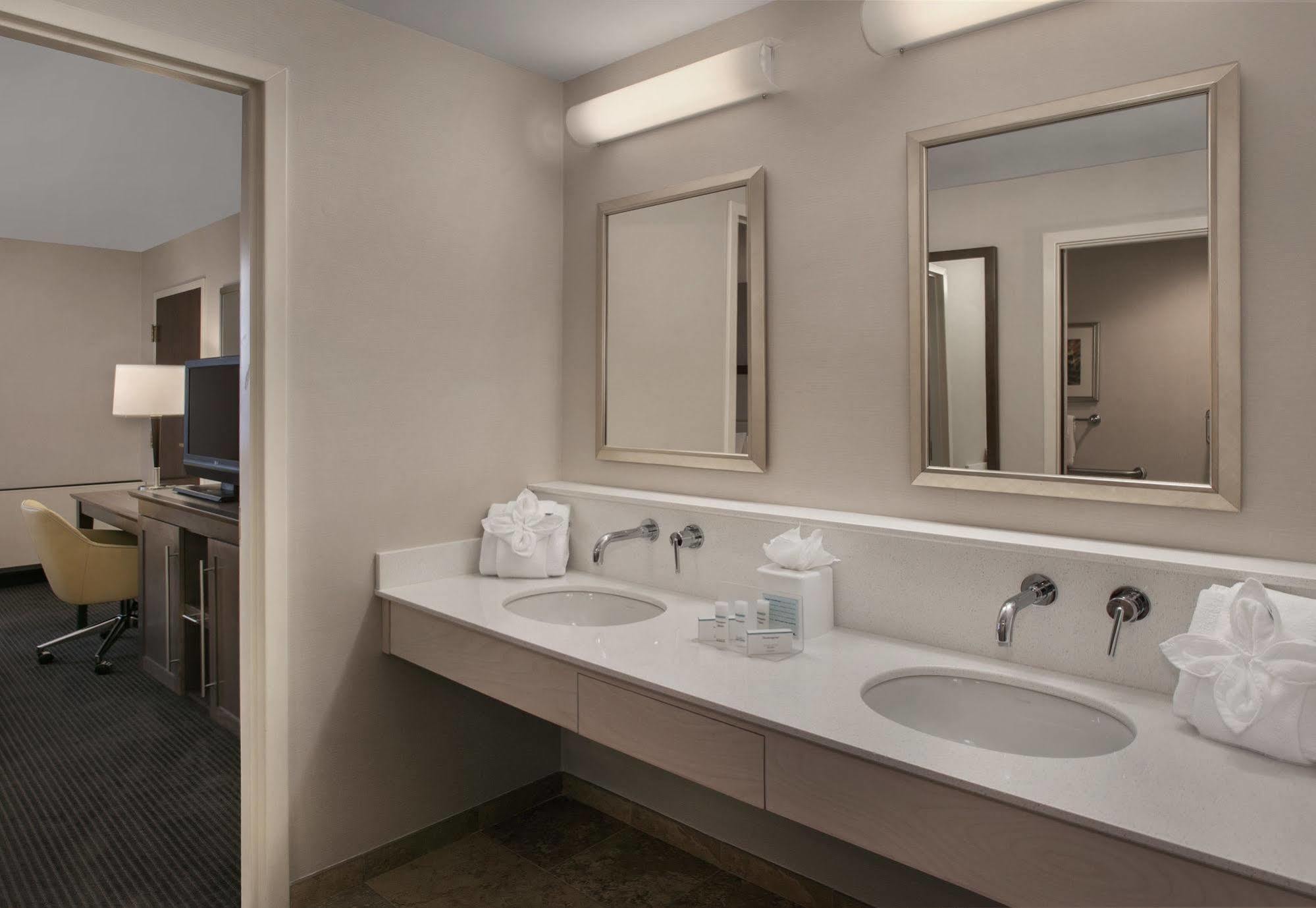 Hampton Inn & Suites Milwaukee Downtown Exteriör bild